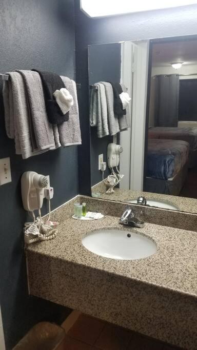 Osu 2 Queen Beds Hotel Room 117 Wi-Fi スティルウォーター エクステリア 写真